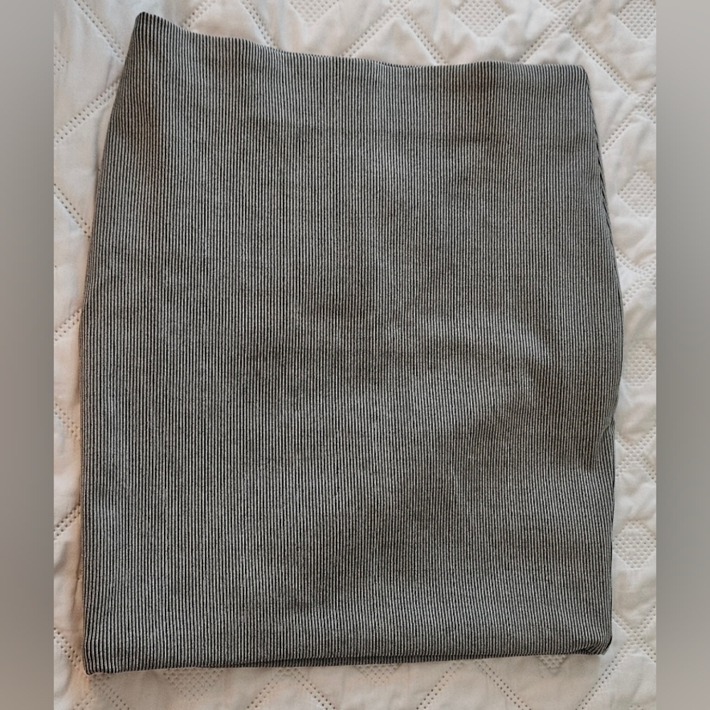 🌟NWOT H&M Classic Gray Knee Length Stretchy Dressy Work Pencil Skirt 🌟